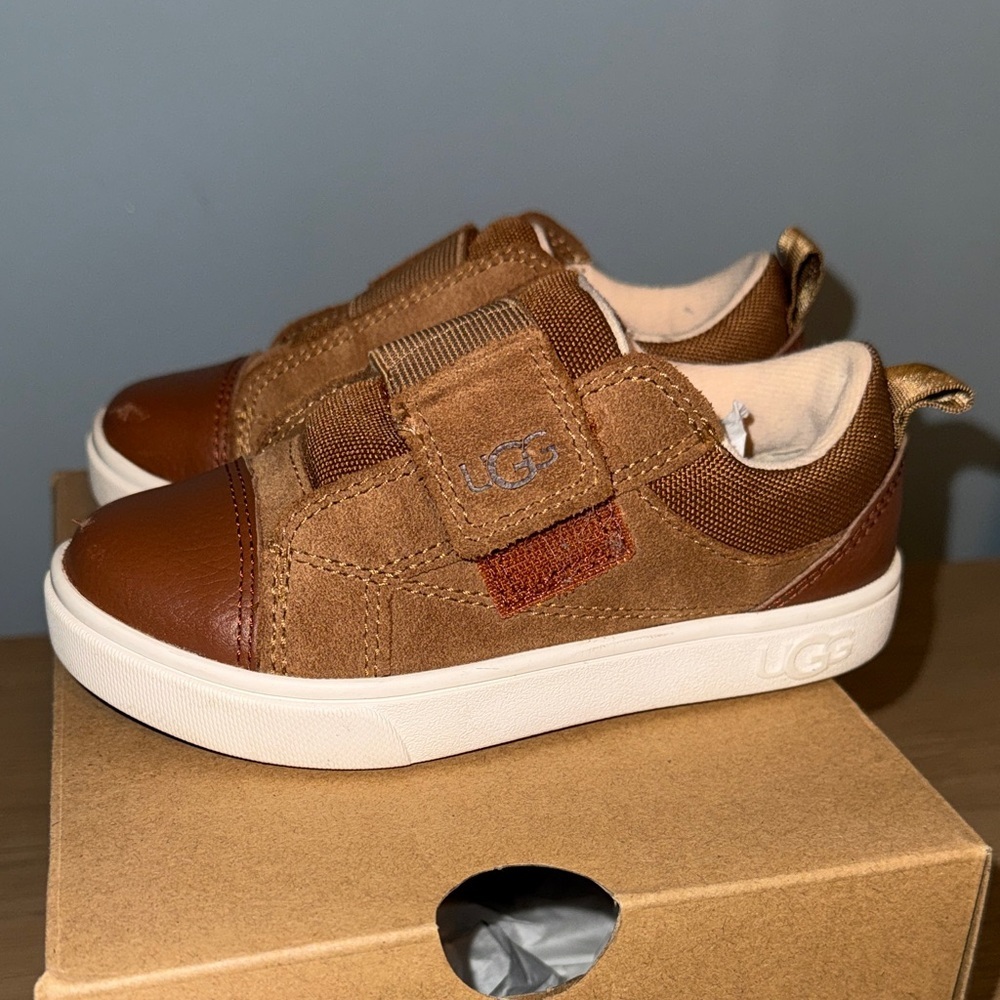 UGG Toddler Boy Tan and Brown Sneakers Size 9 - Picture 4 of 7